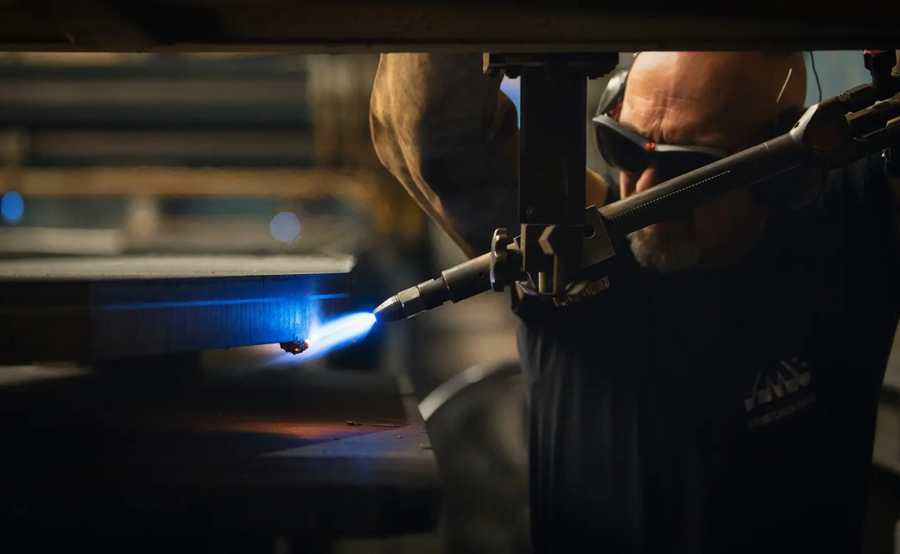 dettaglio lavoratore che usa fiamma per lavorare