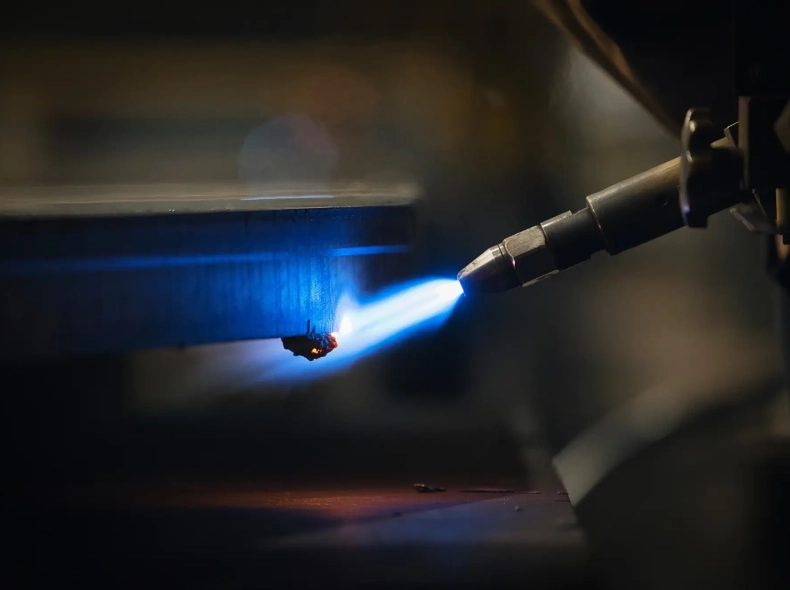 dettaglio lavrazione di precisione di smussatura tramite tecnica taglio al plasma su superficie metallica