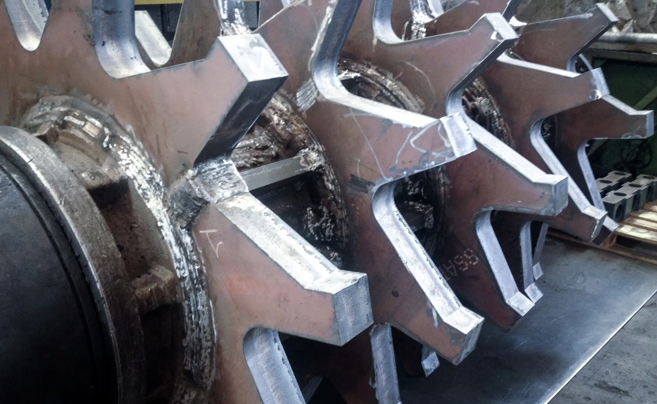 lavorazione carpenteria primo piano denti metallici su struttura