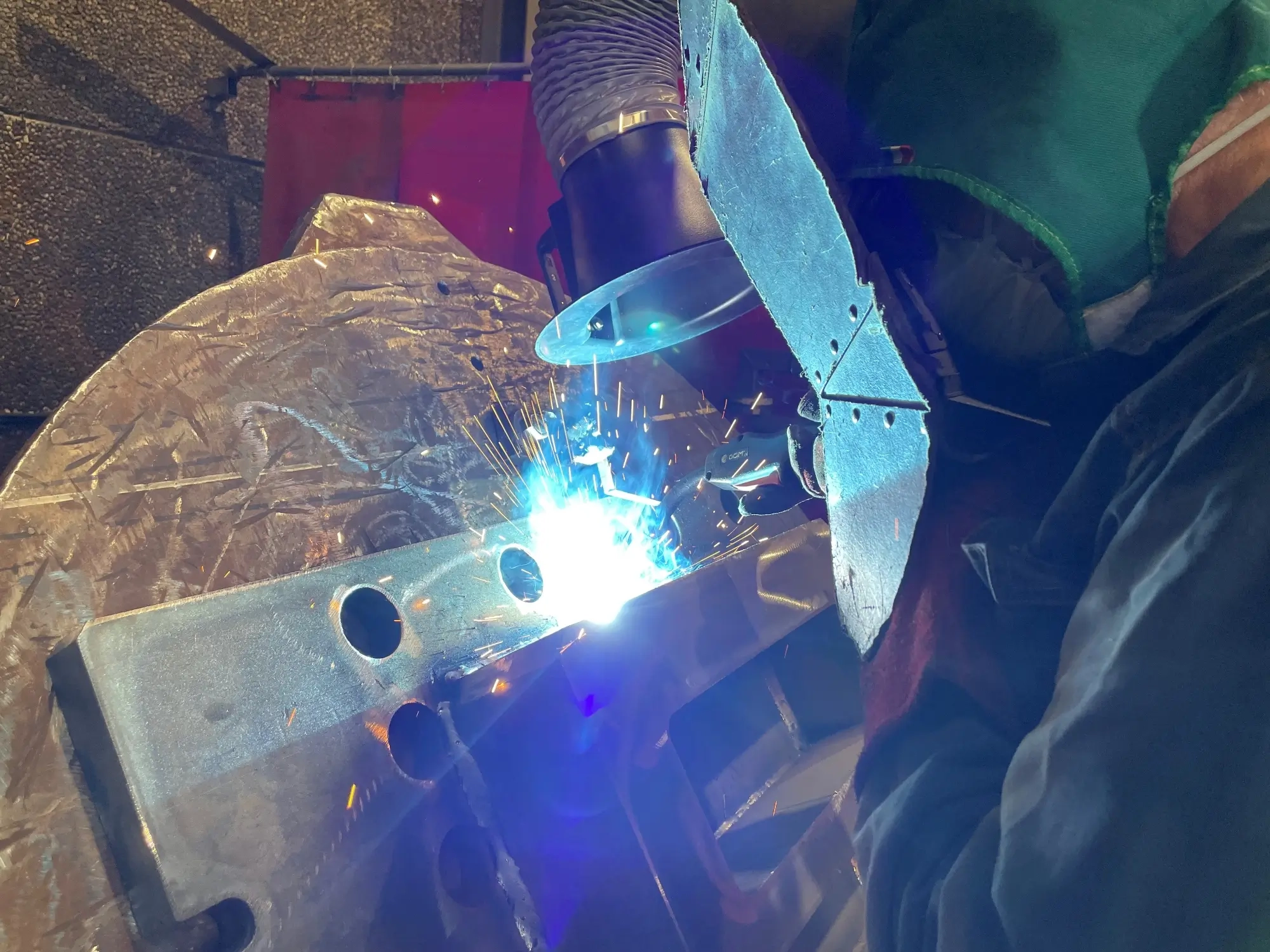 lavorazione carpenteria primo piano denti metallici su struttura