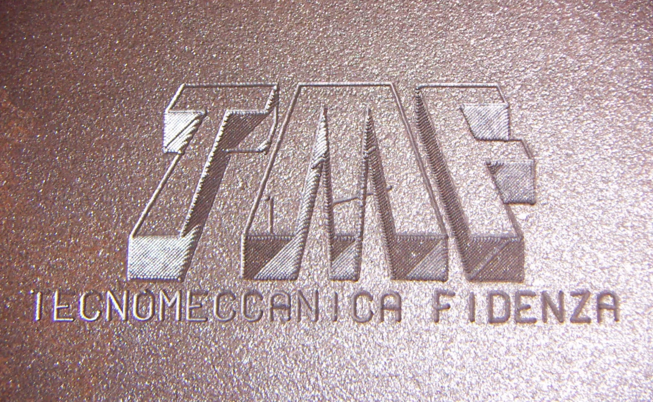 logo tecnomeccanica inciso tramite stampigliatura