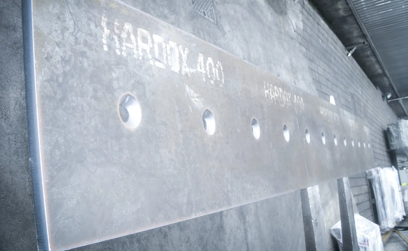 dettaglio creazione lavoro su materiale hardox 400