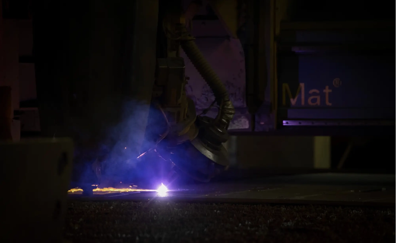 lavorazione di macchinario che modella un pezzo di metallo