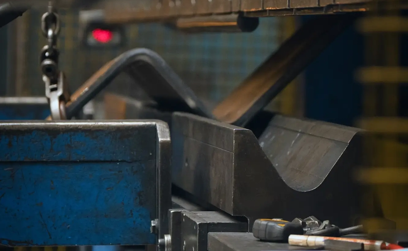 dettaglio lavorazione piegatura materiali